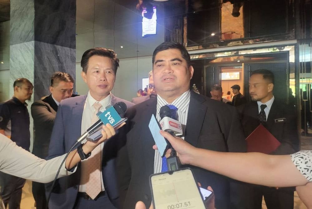 Shahelmey (right) meeting reporters after launching the Works Ministry's Integrity Week in Kota Kinabalu - BERNAMA