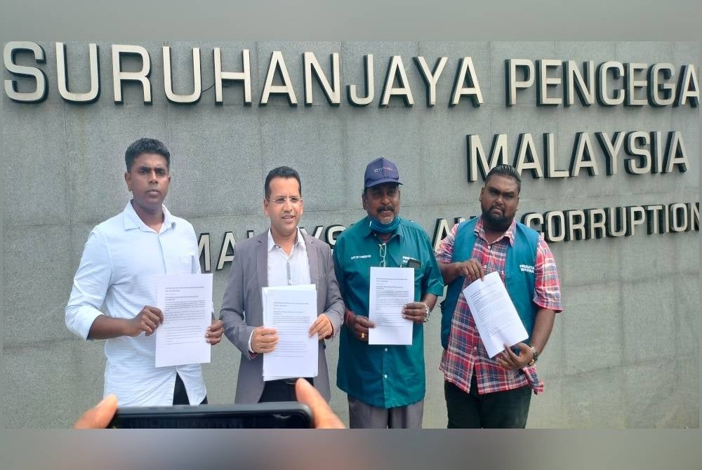 K. Vasantha (two from left) with PN representatives to hand over a memorandum to MACC on Monday.