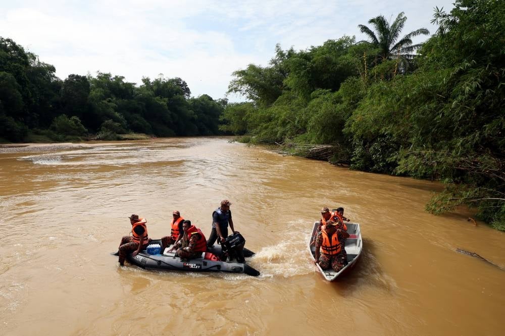 SAR underway for missing victims at Kampung Teladas, yesterday. Photo by Bernama.