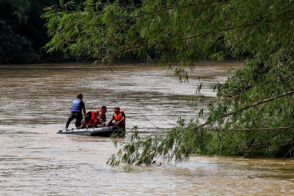 The search and rescue (SAR) operation for the remaining four victims of the water surge incident in Jeram Air Putih here resumed at 9am today. - Photo by Bernama