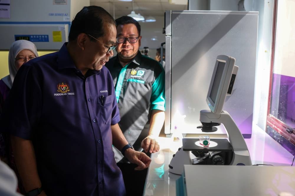 Higher Education Minister Datuk Seri Mohamed Khaled Nordin seeing the research process carried out at the 'Frozen Zoo' - BERNAMA