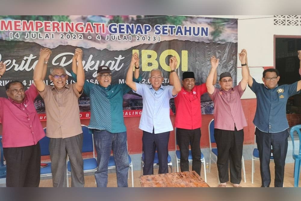 Kedah BN chairman Datuk Seri Mahdzir Khalid (centre) when attending the Ceremony to Remember the Anniversary of Iboy People Suffering at the Bailey Bridge in Kampung Iboi, today.