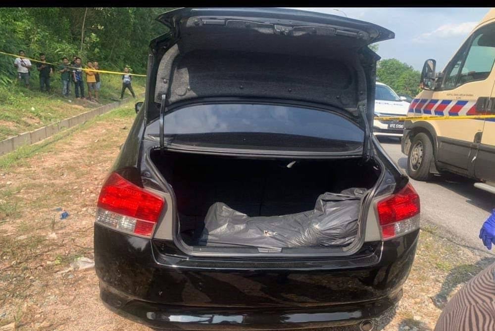 A body of a man was found in the a car boot at Taman Sri Orkid, Section 30 on Tuesday.