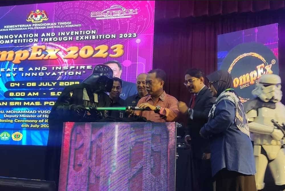 Higher Education deputy minister Datuk Mohammad Yusof Apdal officiating the 2023 I-Compex closing gimmic at Politeknik Sultan Abdul Halim Mu'adzam Shah, Jitra on Thursday.