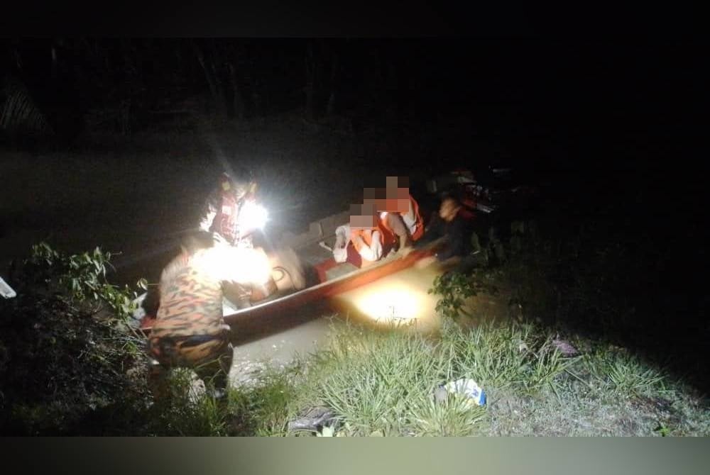 The boat, carrying nine women, four adult men, a child and two boat drivers, encountered the incident around 9:30pm.