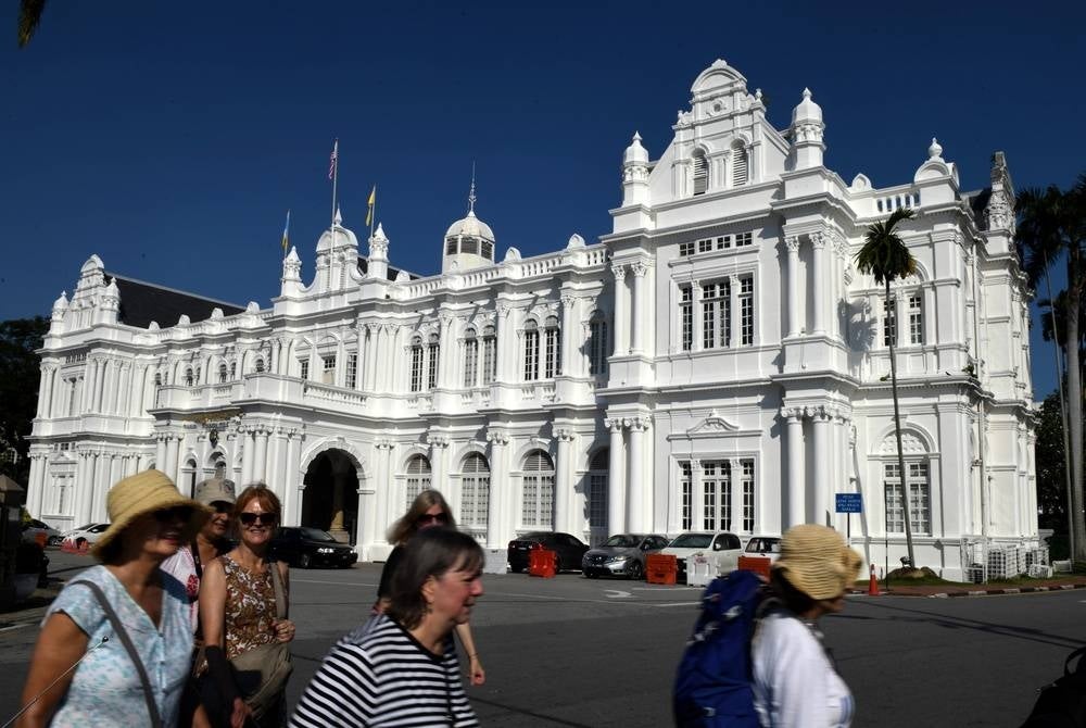 GEORGE TOWN, July 5 - Some foreign tourists walking past the British colonial buildings at Padang Kota Lama. - BERNAMA photo (2023) COPYRIGHT RESERVED