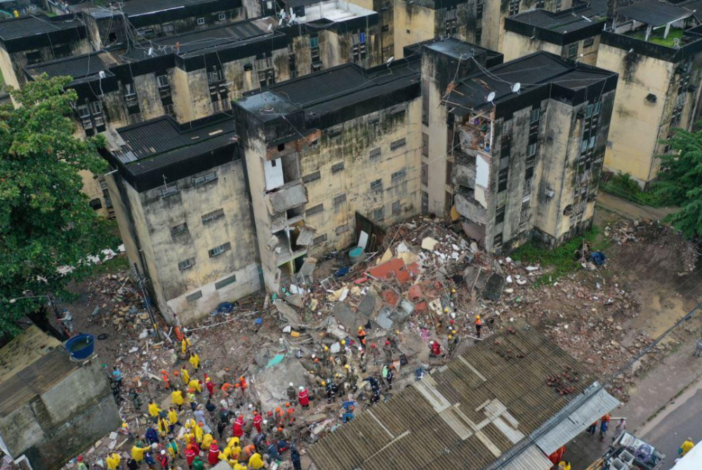 According to the Fire Department report, the incident occurred at about 6:00 am local time, when one of the building's blocks collapsed completely, while another partially fell. - Facebook