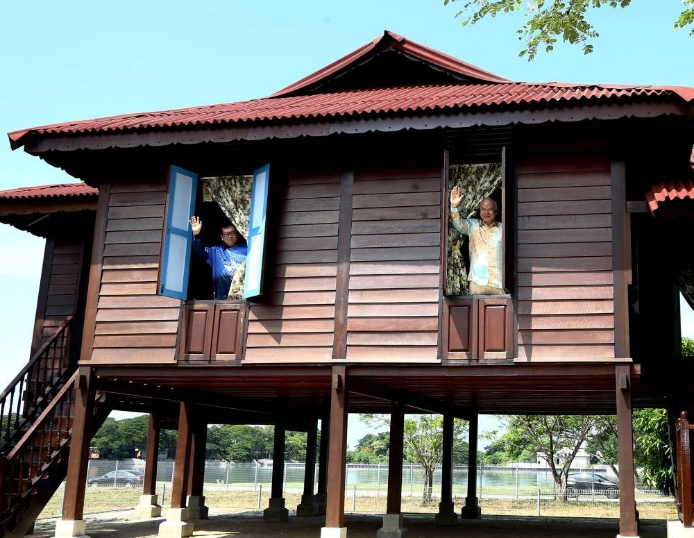 Sultan Nazrin Shah (right) visitng the Rumah Lat Gallery after officiating it. - Bernama PIX