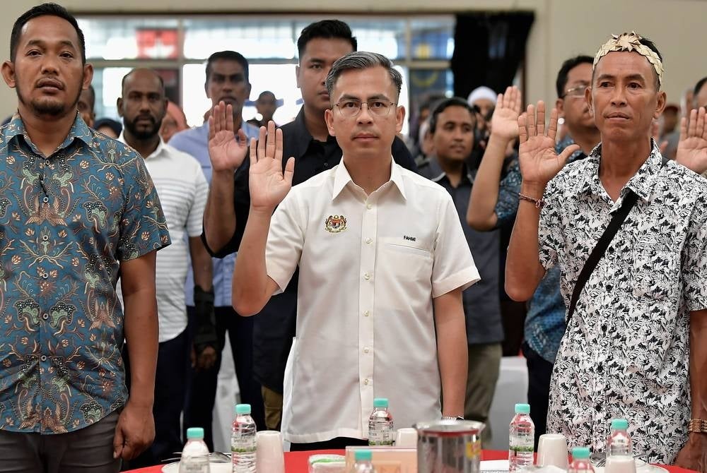 Communications and Digital Minister Fahmi Fadzil (centre) - BERNAMA