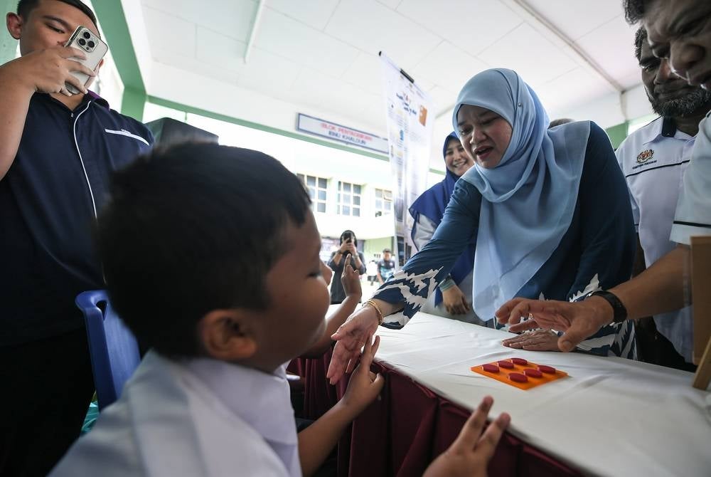 KULIM, July 9 - Education Minister Fadhlina Sidek mingling with a visually impaired student who was showing an innovated braille learning aid at the national-level Innovation and Robotics Competition 2023 (INORO'23) closing ceremony at a Vocational College Hall today. - BERNAMA photo (2023) COPYRIGHT RESERVED