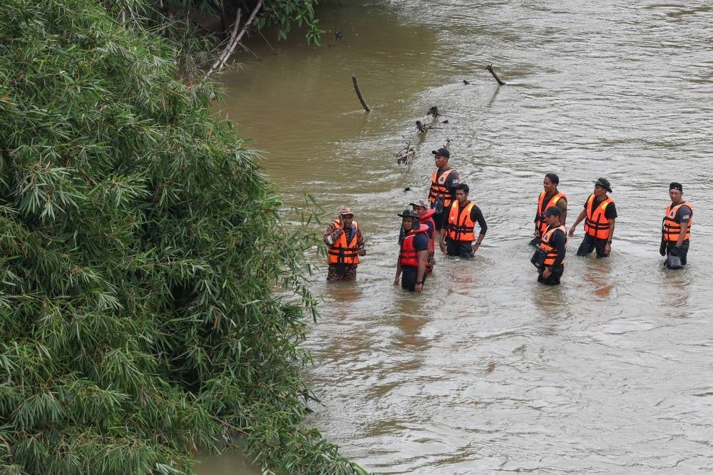 Rescue team performing SAR operations at the Jeram Air Putih water surge incident area. - Bernama FILE PIX