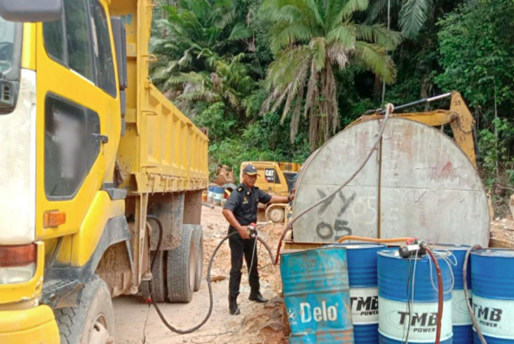 Perak KPDN chief enforcement officer Mohamed Aznanshah Khalid said they arrested a 35-year-old man in the Ops Tiris raid at about 4pm, with the total seizure estimated at RM96,248. - BERNAMA