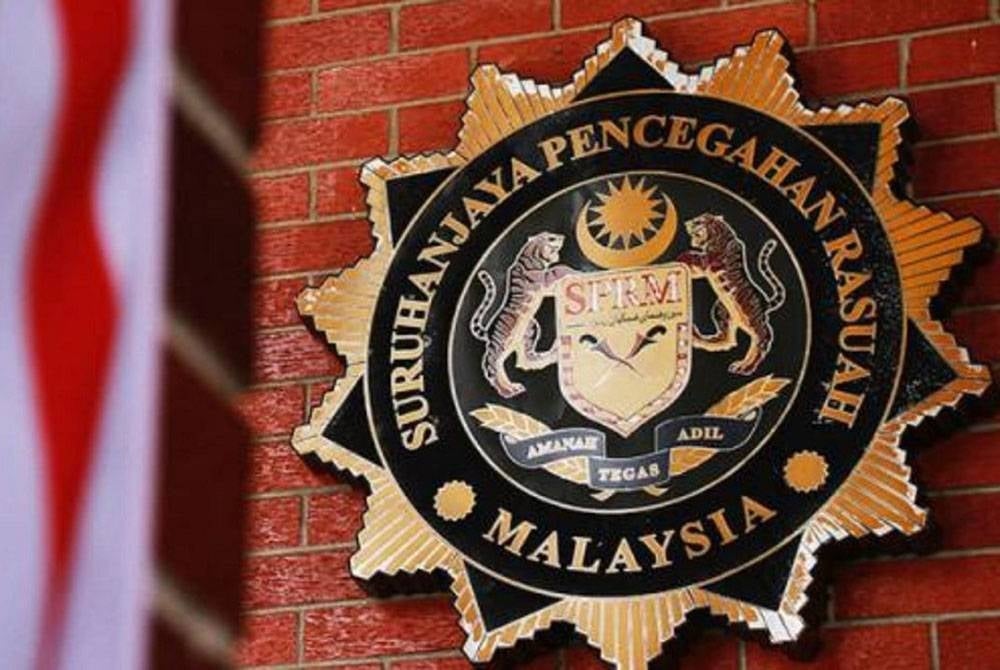 MACC arrested seven individuals believed to be customs agents on suspicion of reducing the duties on luxury cars, resulting in the loss of about RM33 million in customs tax.