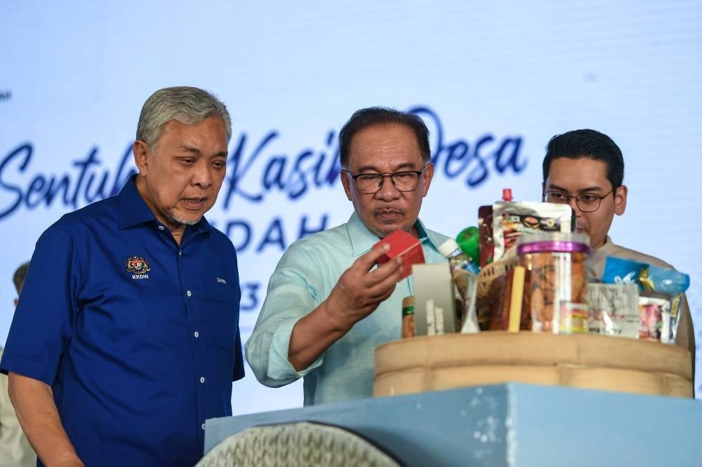 Prime Minister Datuk Seri Anwar Ibrahim opening the Mini Karnival Usahawan Desa (KUD) @ Sungai Petani here today.Also present were Deputy Prime Minister Datuk Seri Dr Ahmad Zahid Hamid, who is also Rural and Regional Development Minister - BERNAMA