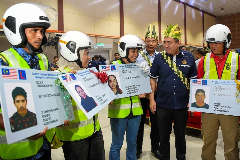 Transport Minister Anthony Loke Siow Fook (two, right) at the launching of the state-level MyLesen B2 Programme at Dewan Orang Titi today. - Photo by Bernama