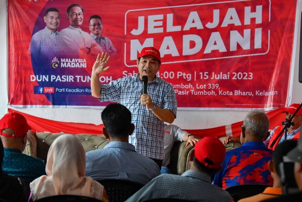 KOTA BHARU, July 15 - Deputy Parti Keadilan Rakyat (PKR) president who is also Economy Minister Rafizi Ramli delivering a speech at the Madani roadshow for Pasir Tumboh state constituency today. - BERNAMA photo (2023) COPYRIGHT RESERVED