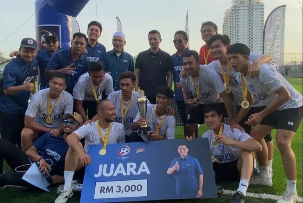 Azmin Ali poses for a photo with the victorious teams of Piala Azmin Ali.
