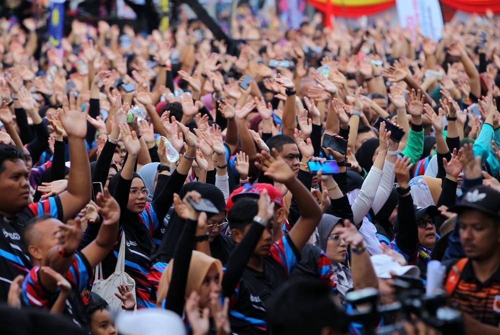 IPOH, July 16 - Participants of the 6,600 Steps of Unity organised in conjunction with the launch of the national month and Kibar Jalur Gemilang 2023 at Bulatan Sultan Azlan Shah, Meru Raya today. - BERNAMA photo (2023) COPYRIGHT RESERVED