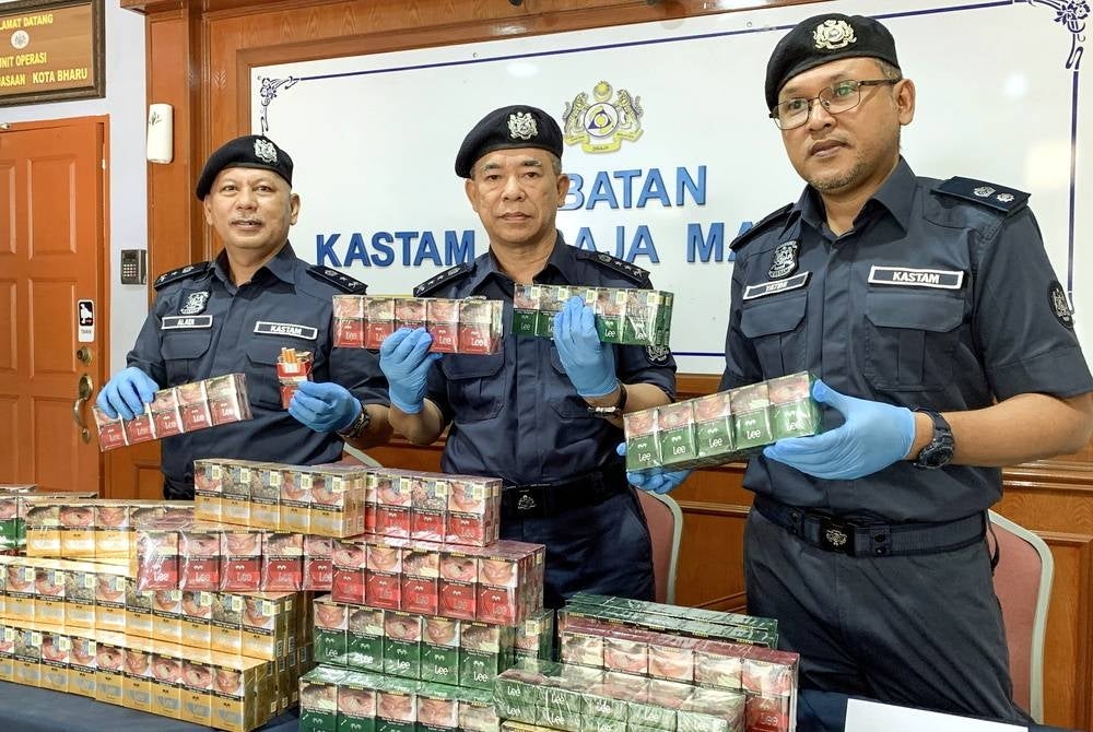 KOTA BHARU, July 16 - The Customs Department (JKDM) foiled an attempt to smuggle 2.5 million cigarettes left in a lorry on the side of Jalan Kuala Kemasin, Bachok, last Tuesday. - BERNAMA photo (2023) COPYRIGHT RESERVED