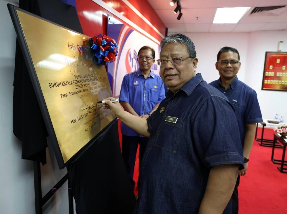 Public Service Commission (SPA) chairman Tan Sri Zainal Rahim Seman opening the Johor Bahru SPA Interview Centre at the Urban Transformation Centre (UTC) here today.
