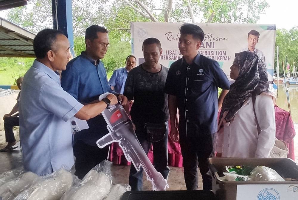 Faiz (second from the right) when visiting the site for the Rahmah Mesra Madani with Fishermen in Pasar Nelayan Seberang Kota Programme, Kuala Kedah.