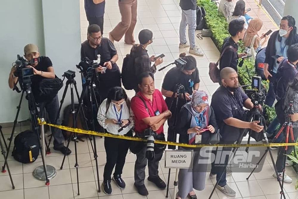 More than 30 members of the media gather at the court compound as early as 7am.
