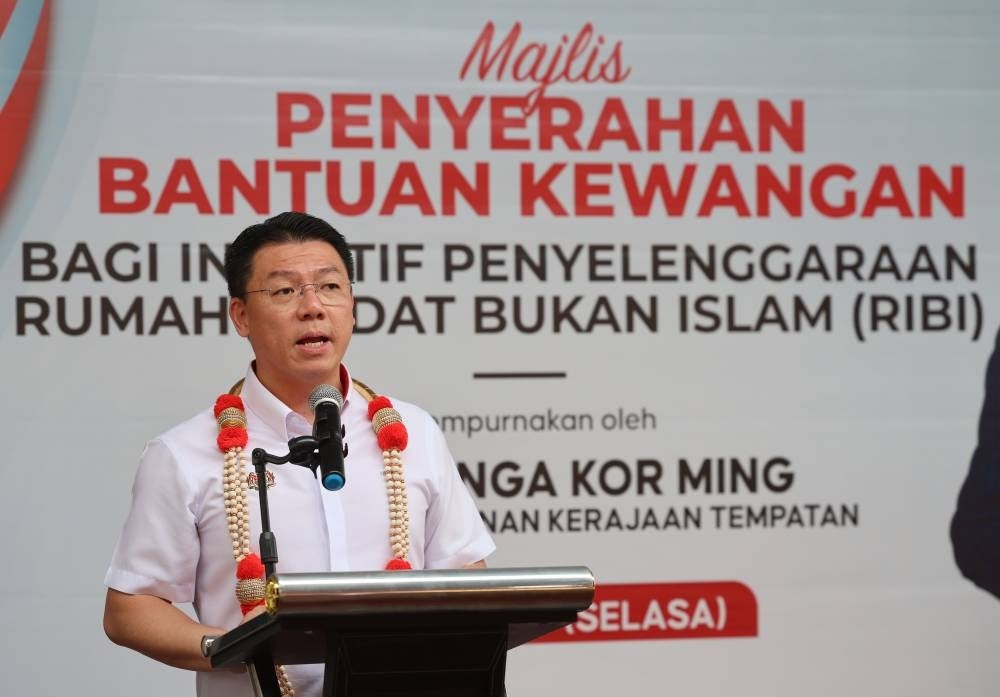 Local Government Development Minister Nga Kor Ming delivering a speech at the handing over ceremony of a mock cheque for the financial assistance totalling RM109,200 at the Sri Maha Vana Dhurgai Amman Temple today. - Photo by Bernama