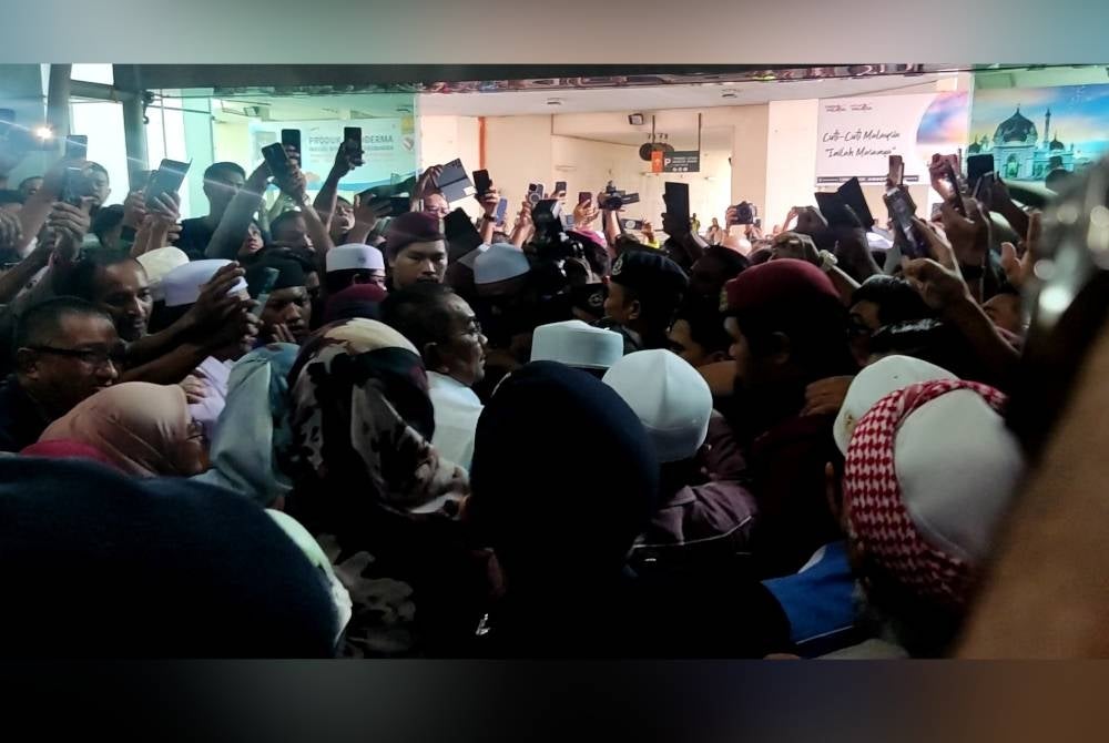 Muhammad Sanusi (centre) was greeted with cries of takbir and shouts of "long live Sanusi" as he arrived at the airport.