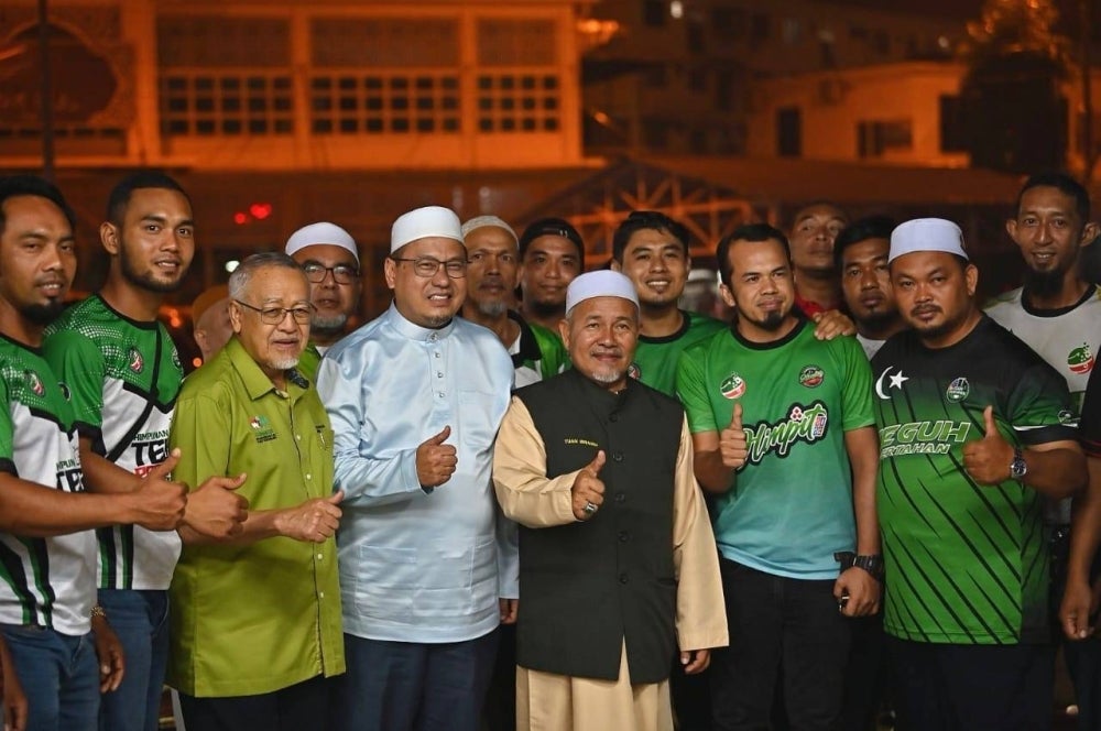 Pas deputy president Datuk Seri Tuan Ibrahim Tuan Man (fifth from left) after attending a talk at Ladang, last night.