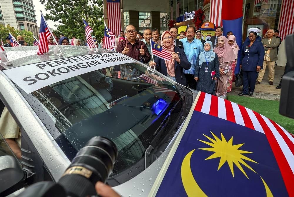 PUTRAJAYA, 20 July - Health Minister Dr Zaliha Mustafa and her ministry staff with vehicles decorated with Jalur Gemilang at the launch ceremony of the National Month and Jalur Gemilang Waving at the Health Ministry (MoH) level 2023 at their compound in Putrajaya today. — BERNAMA photo (2023) COPYRIGHT RESERVED