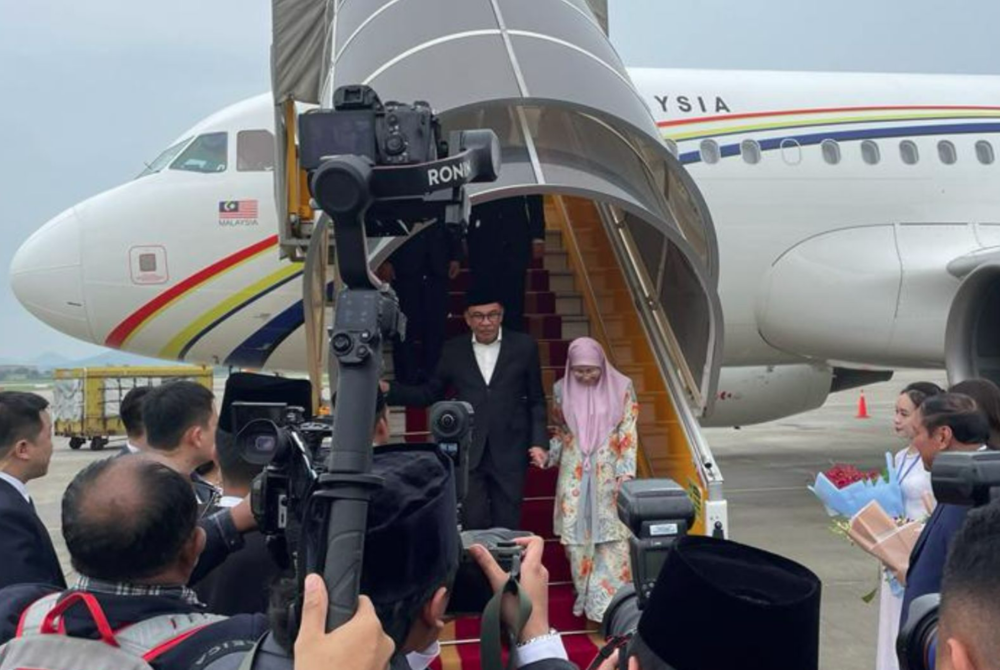 The special aircraft carrying the couple landed at the Noi Bai International Airport at 1pm (local time). - Facebook