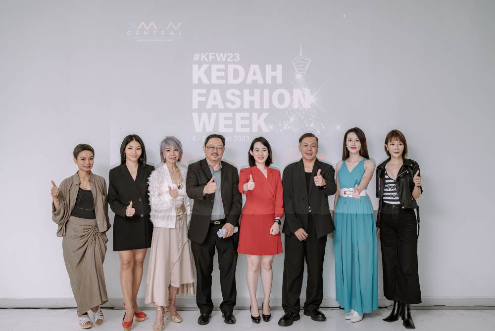 L to R: Raja Atilia, Nikki Palikat, Datin Winnie Loo, Grace Ho & Lawrence Te’h from Belleview Group, Ken Chin from Aman Central, Dr. Soo Wincci and Tong Bing Yu.