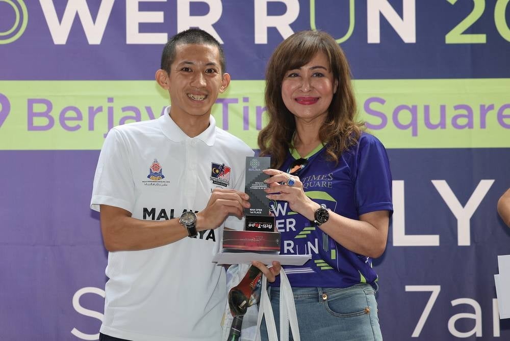 On July 18, Wai Ching (left) received a Special Award at the 2022 National Sports Awards. - BERNAMA