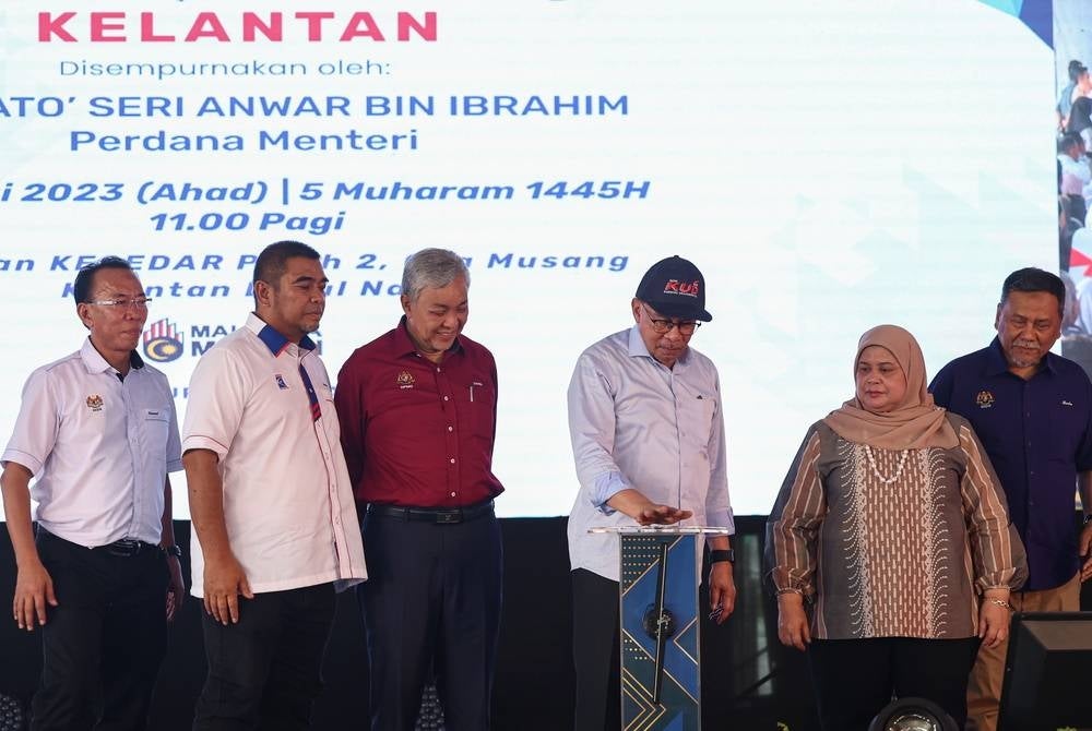"The Kelantan government cannot afford it, there has to be support from the federal government. I’m telling you the truth, this is not an arrogant statement. The same goes for Perlis, if we don't help provide allocations, they won't be able to pay salaries," he said in his speech at the Sentuhan Kasih Desa programme here today. - BERNAMA 