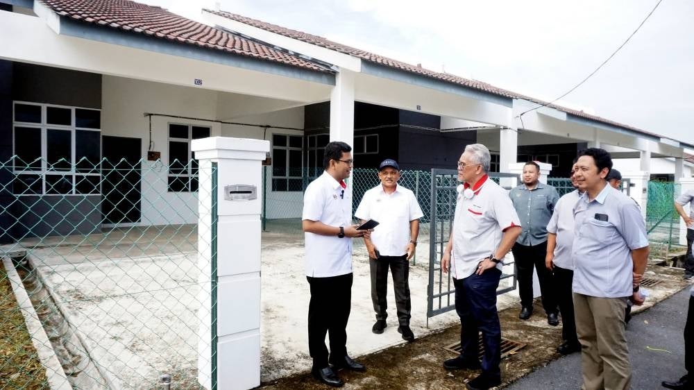 Local Government Development Deputy Minister Ikmal Nasrullah Mohd Nasir (left) during a work visit after the Kuala Nerang PPR offer letter handover ceremony today. - Photo by Bernama