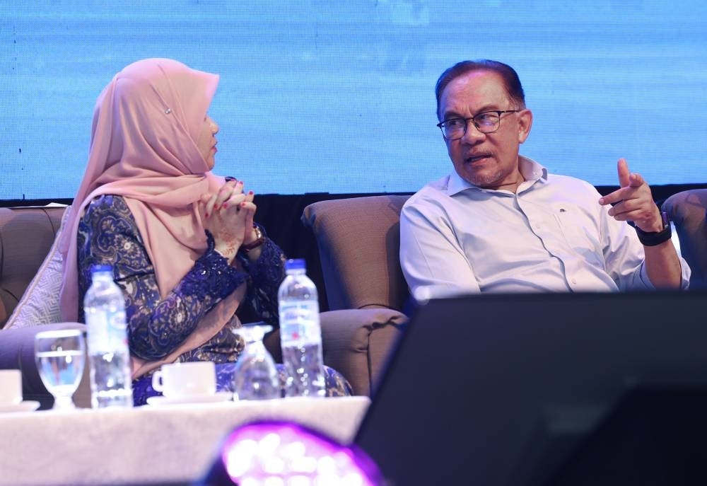Prime Minister Datuk Seri Anwar Ibrahim at the "Cakna Madani” programme with officers in the education service of the Education Ministry, today. - Photo by Bernama