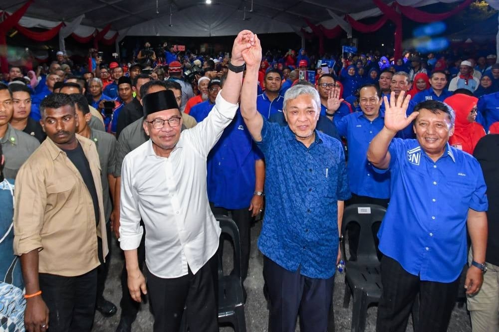 Prime Minister and PKR president Datuk Seri Anwar Ibrahim (two, left) and Deputy Prime Minister and BN chairman Datuk Seri Ahmad Zahid Hamidi (two, right) at the Madani Unity Tour in Bukit Tiu. - Photo by Bernama