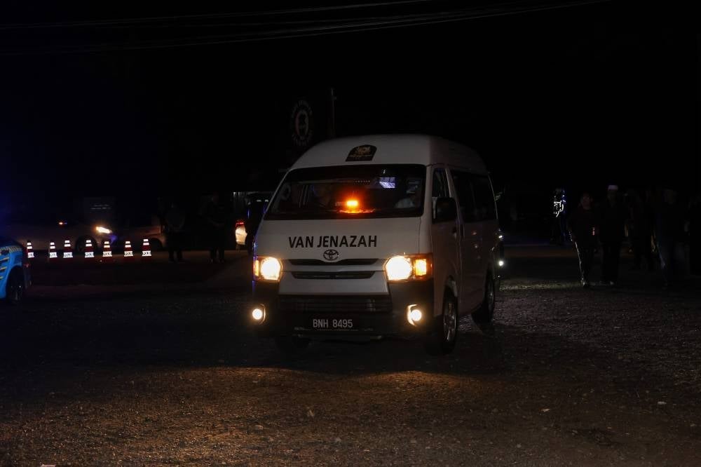 Salahuddin’s remains will then be brought to his residence in Jalan Adil and to Masjid Jamek Dato’ Haji Noh Gadot in Serkat thereafter. - Photo by Bernama