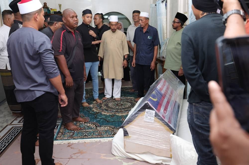 Family members and friends started paying their last respects to the late Datuk Seri Salahuddin Ayub at his mother’s home in Kampung Serkat, Tanjung Piai here from 7am today. Photo by Bernama.