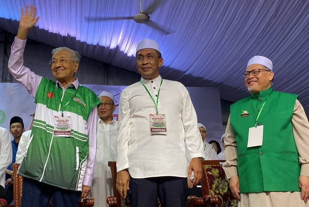 Dr Mahathir (left) makes his first appearance on the Pas stage during the Munajat Rakyat Kelantan programme: Pakat Pertahan dan Amanat Pemimpin at Sultan Muhammad IV Stadium, Kota Bharu, alongside Mohd Amar (right).