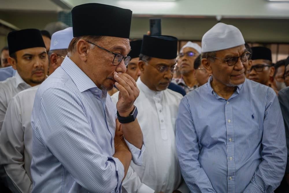 Anwar paying his final respect for Salahuddin Ayub at Masjid Jamek Dato' Haji Noh Gadot, Serkat, Pontian. Photo by Bernama