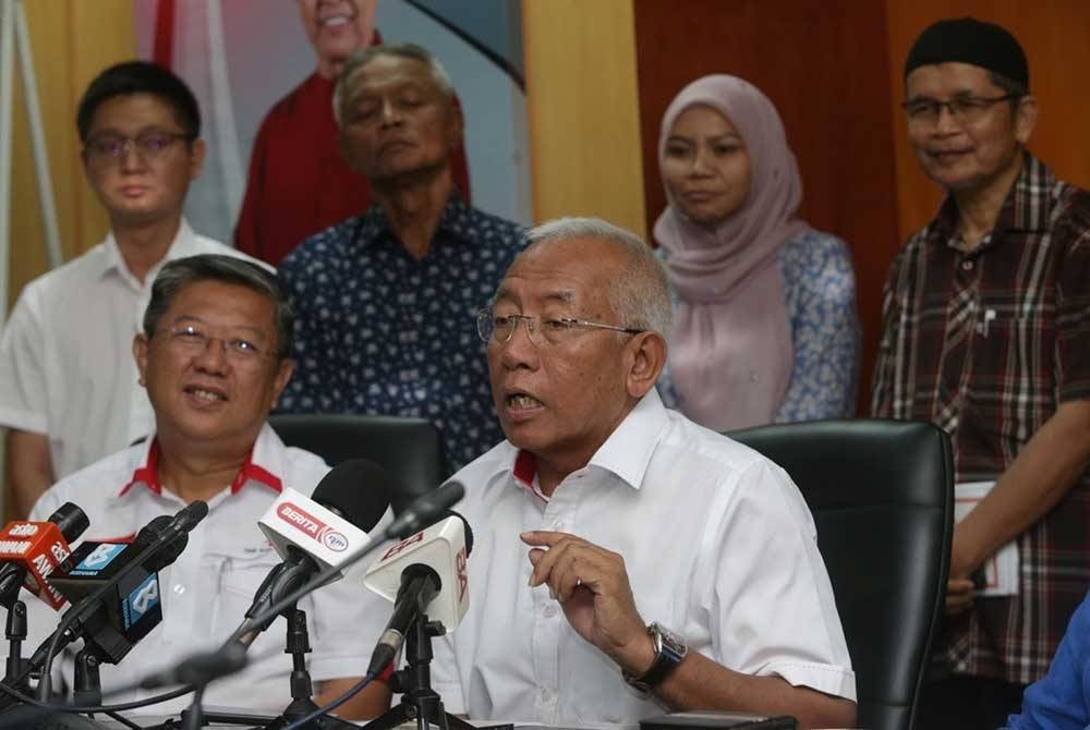Kedah Barisan Nasional (BN) chairman Datuk Seri Mahdzir Khalid (right) at a press conference after chairing the Kedah Unity Leadership Council meeting at the Umno office earlier today.