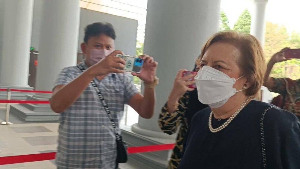 It is understood that Zeti will come to the court again tomorrow.