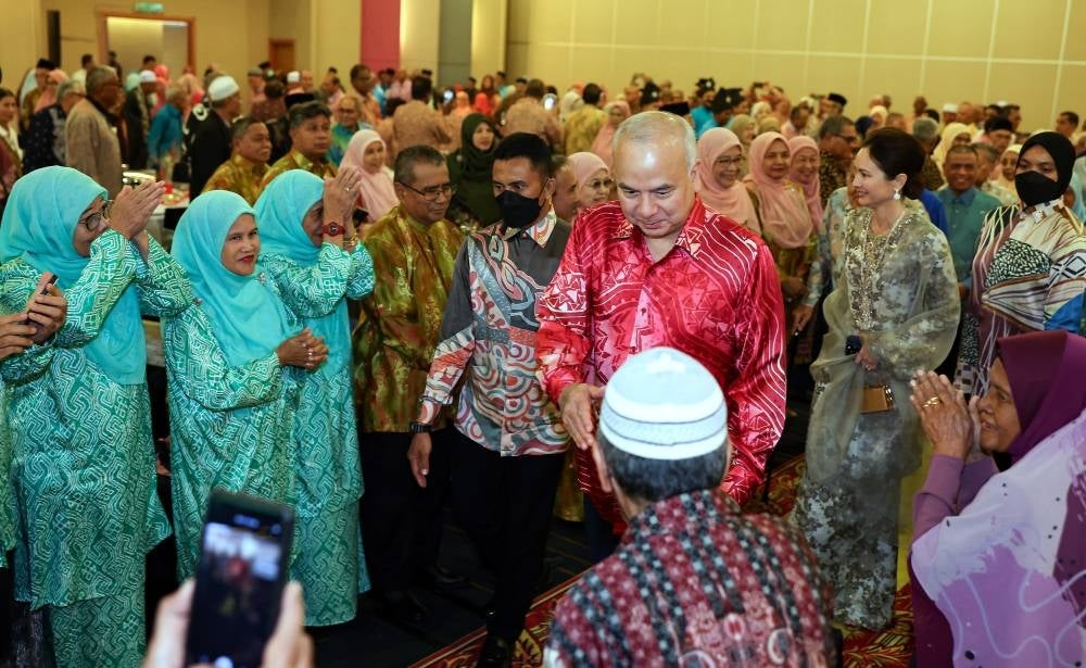 Sultan Perak Sultan Nazrin Shah dan Raja Permaisuri Perak Tuanku Zara Salim - Photo by Bernama