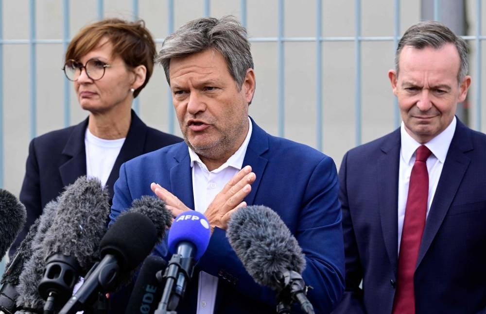 German Minister for Economic Affairs and Climate Protection Robert Habeck (C)- Photo by John MACDOUGALL / AFP