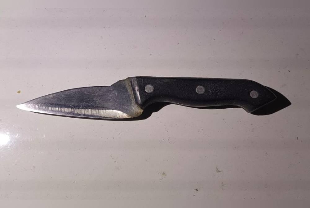 The knife believed to be used by the suspect. – Photo by Sinar