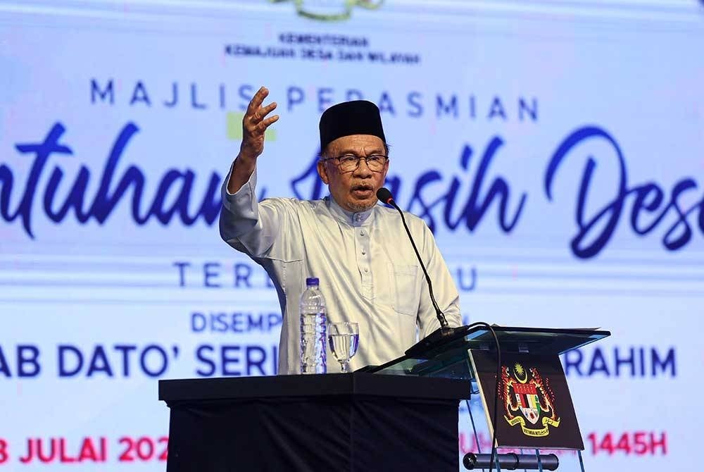 Prime Minister Datuk Seri Anwar Ibrahim warned that any minister or government leader found to be taking state or national resources for personal gain will be removed from office immediately - FILE PIX 