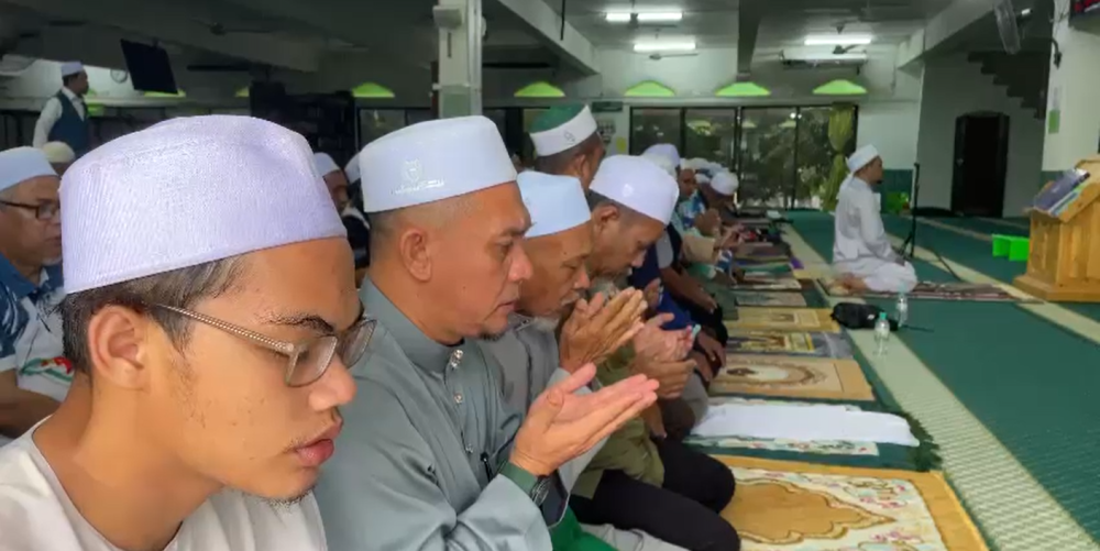 The misty morning prayer at the Tok Guru Haji Salleh madrasah began at 8:05AM with the imam reciting verses from Quran as he prayed for Sanusi’s electoral success.