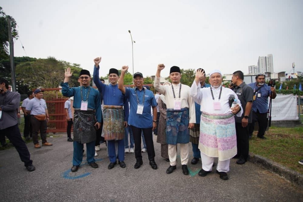 From the left, Hanif, Azmin, Muhyiddin and Hilman arriving at the SMK Sungai Pusu Candidate Nomination Centre.