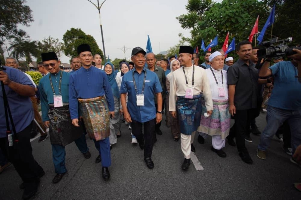 Muhyiddin accompanied by PN candidates to the SMK Sungai Pusu Candidate Nomination Centre.